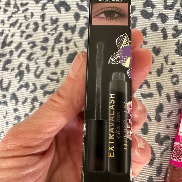 Two NEW Winky Lux mascaras - ExtravaLash and Detail Oriented - Picture 3 of 3